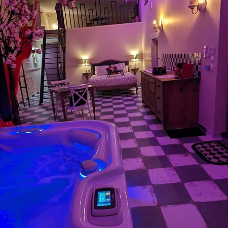 De L Autre Cote Du Miroir Holiday home *