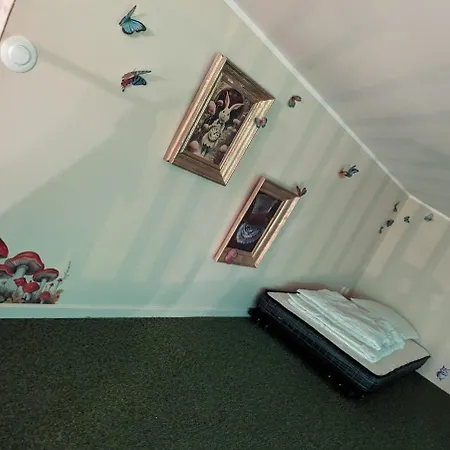De L Autre Cote Du Miroir Holiday home *